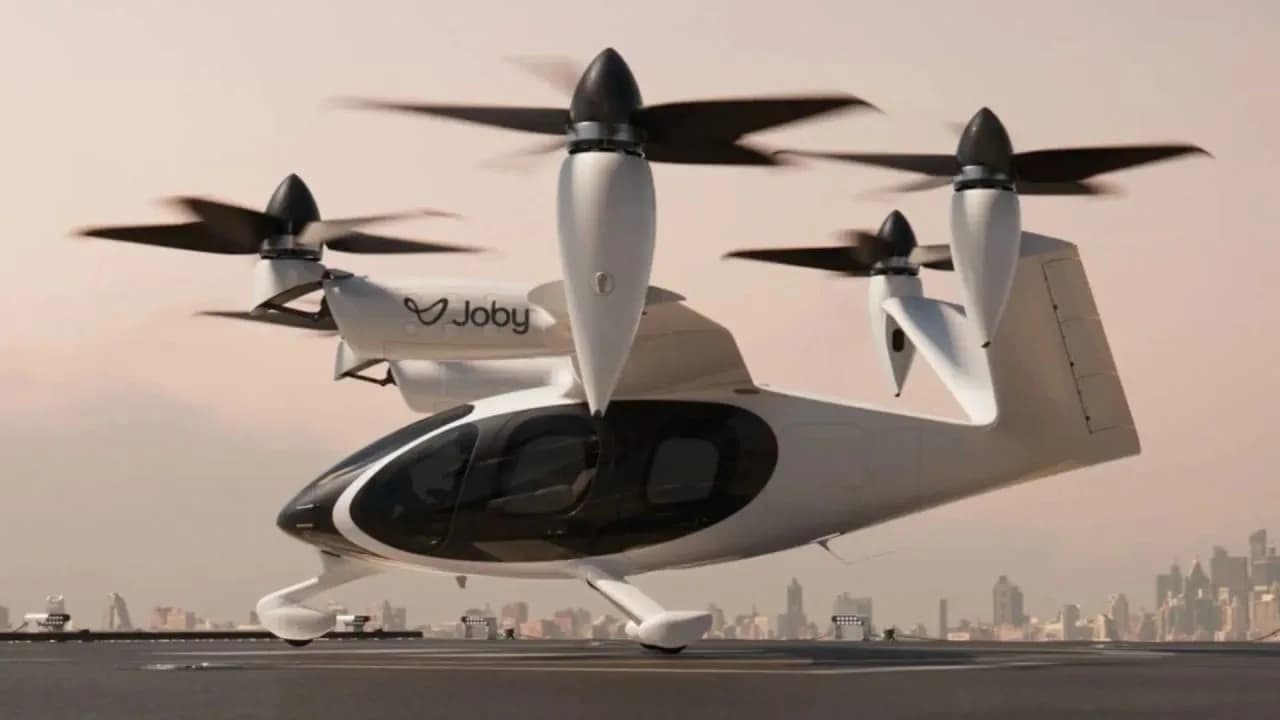 Zehn futuristische Flugzeuge mit vertikalem Start- und Landeverfahren stehen kurz vor dem Einsatz.