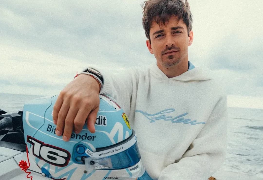 Charles Leclercs babyblaues Miami-GP-Helmdesign ist der subtilste Hingucker auf der Strecke, während die Fahrer Gas geben