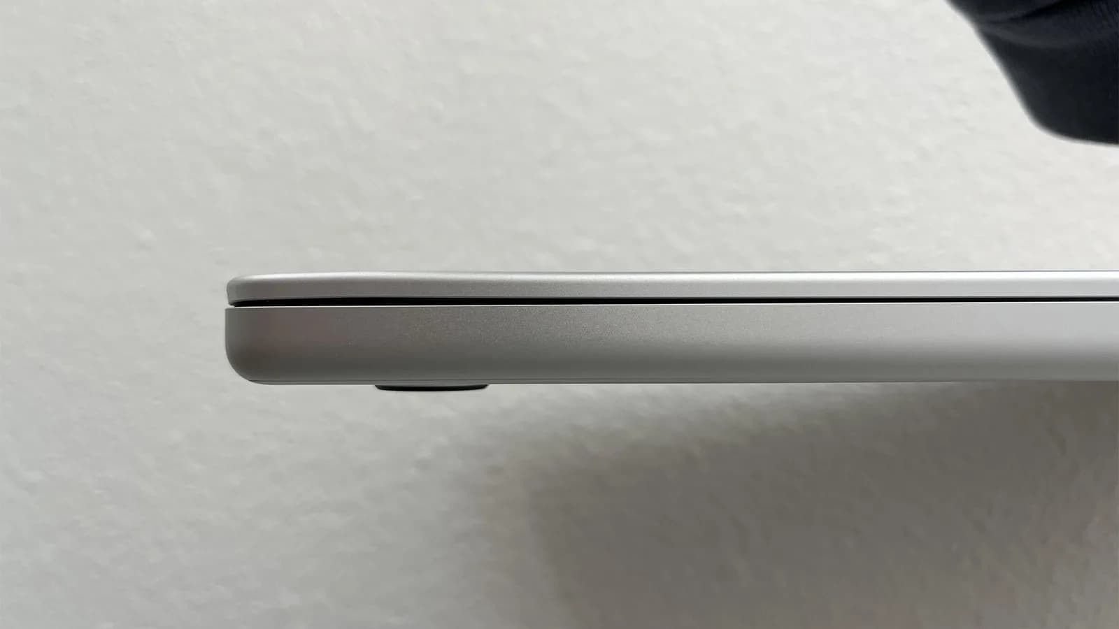 MacBook-Besitzer zeigt die Gefahr, teure Hardware durch die Sicherheitskontrolle des Flughafens zu bringen, bei mangelnder Verantwortung des Personals für entstandene Schäden