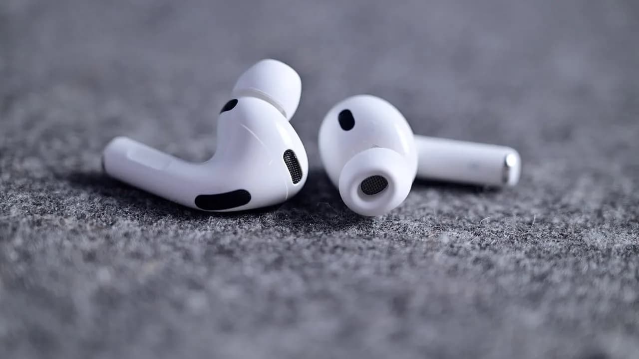 Apple plant neue AirPods Pro-Modelle mit Infrarotkameras: Die Codenamen B790 und B798 deuten auf zwei kommende Varianten hin.