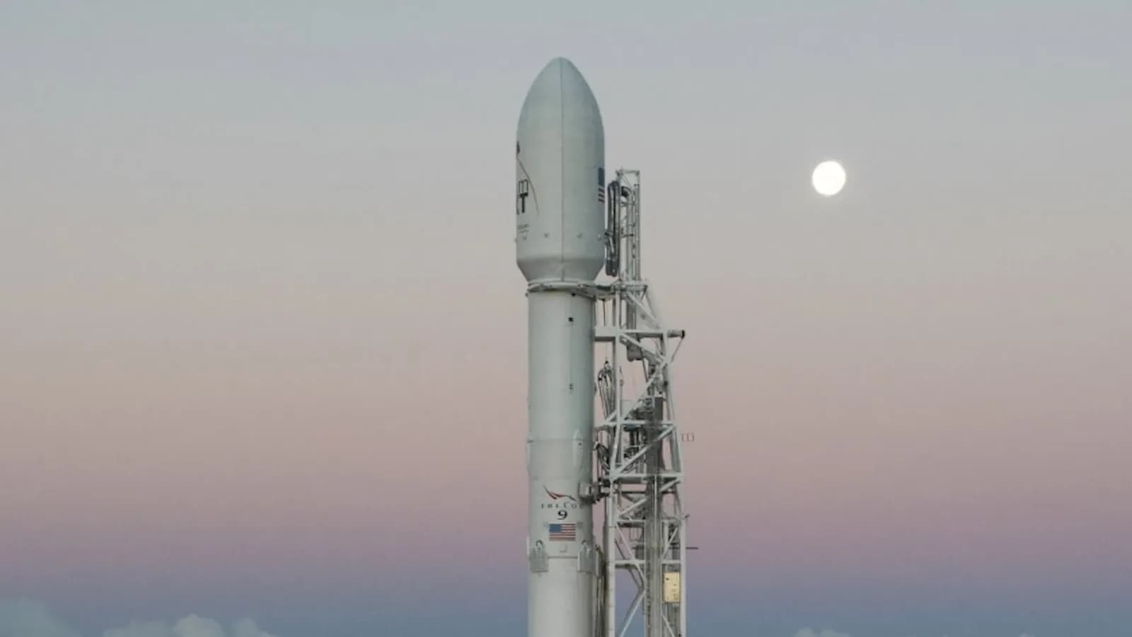 Elon Musks Falcon 9 stürzt bei Mach 7 in den Einstein-Krater auf dem Mond