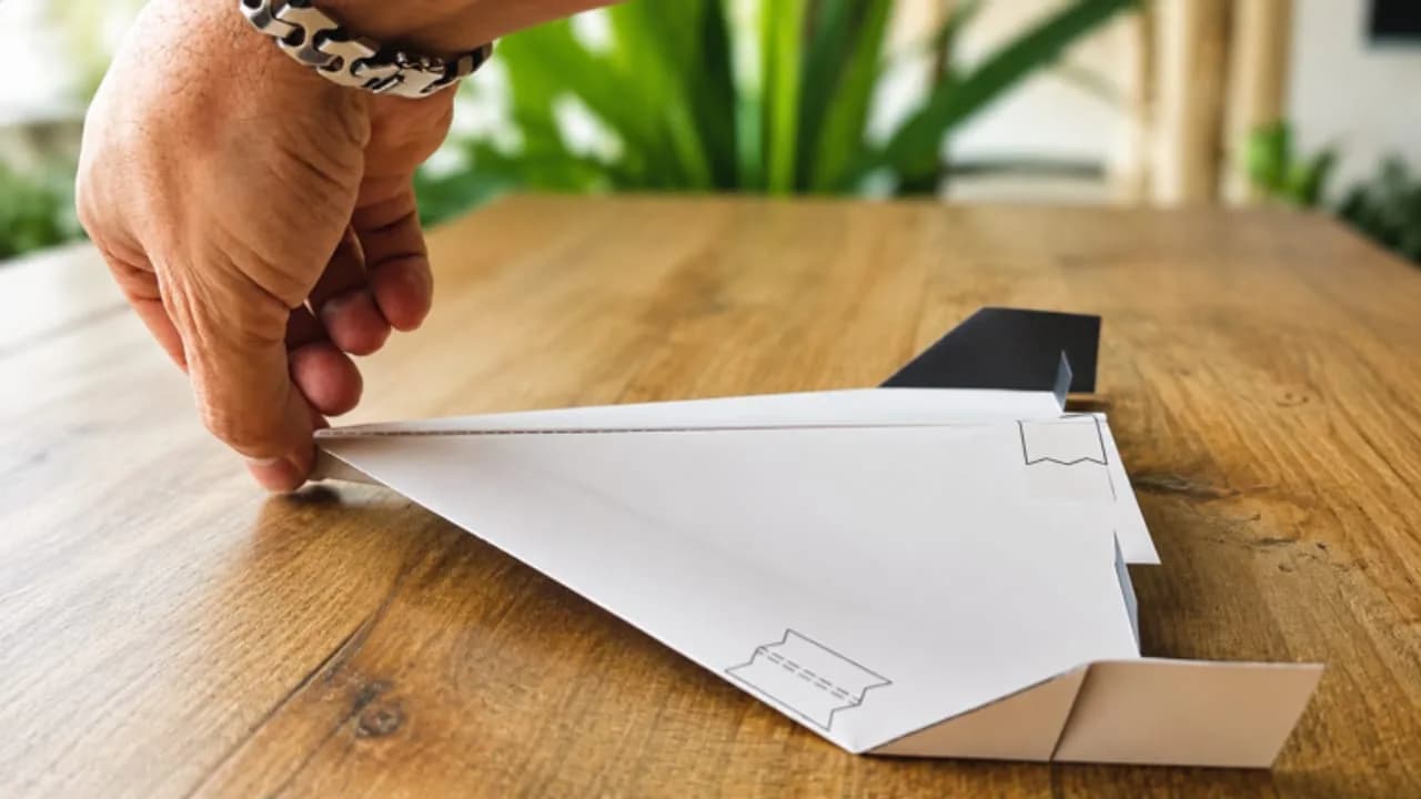 Projekt für einen mit 3D-Druck und WLAN entwickelten, per Smartphone steuerbaren Papierflugzeug