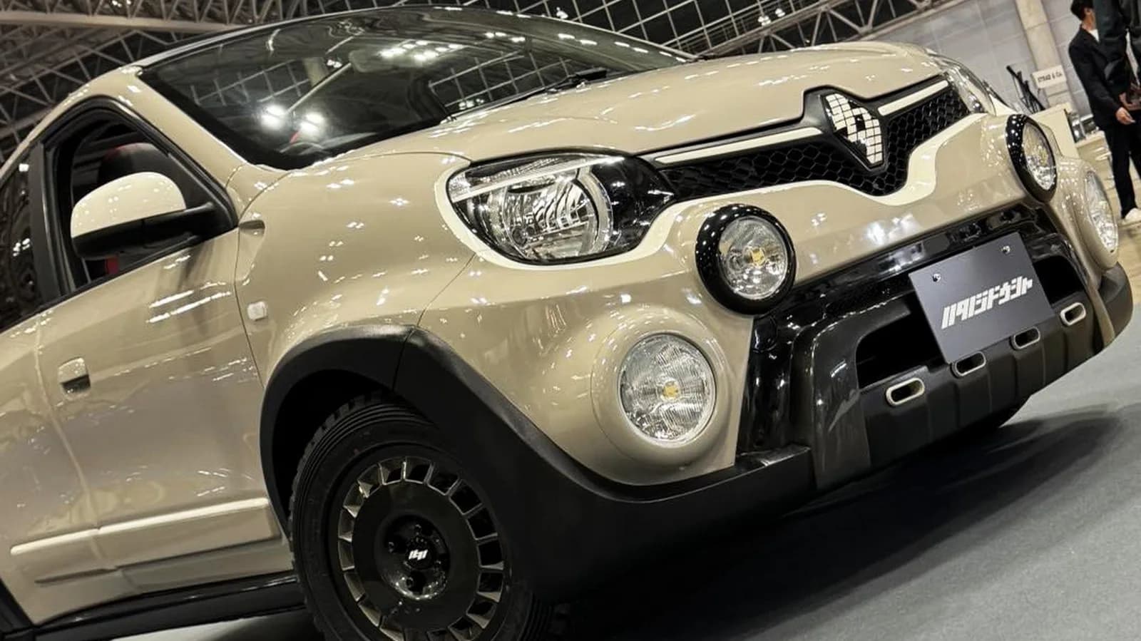 Hatano's 8.500-Euro Twingo-Kit verleiht einem 90-PS-Stadtauto den 911 Dakar-Look | Carscoops