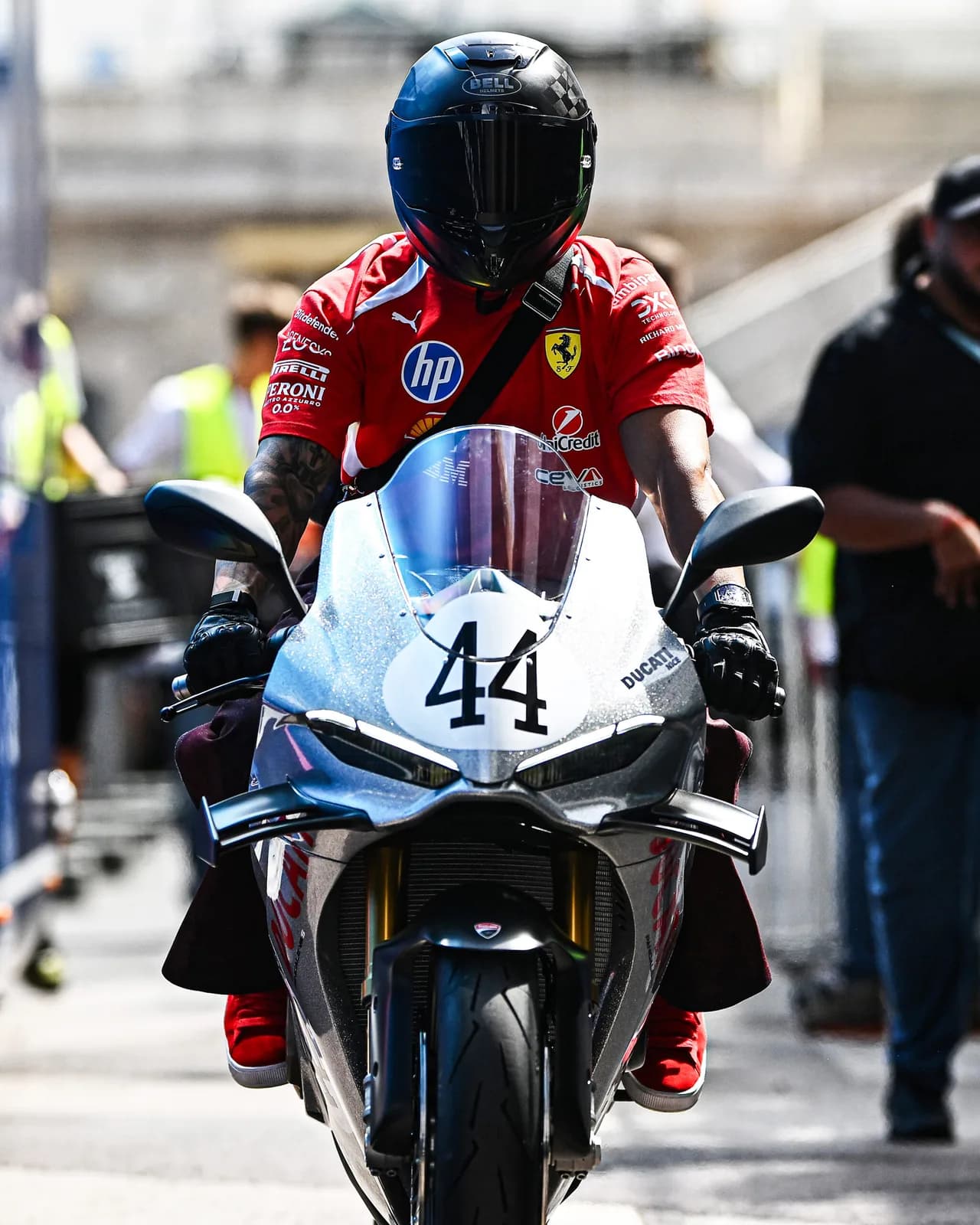 Lewis Hamilton stürmt Monaco-Paddock auf extrem seltener Ducati zum 100-Jubiläum