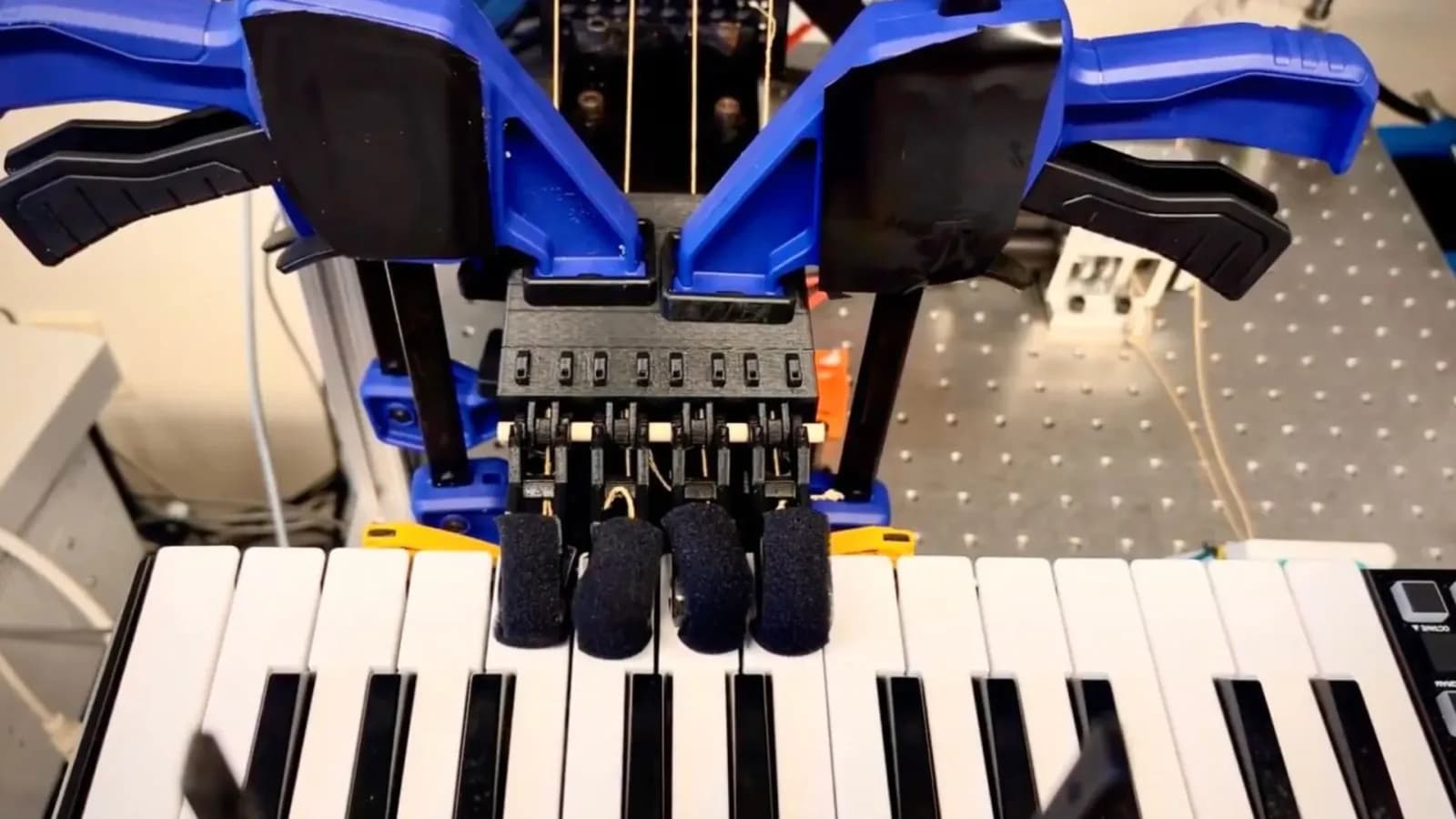 Neue robotische Hand lernt in zwei Minuten Melodien