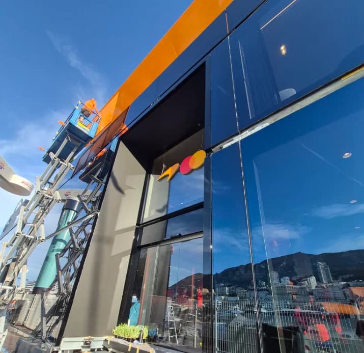 McLaren räumt 5 Jahre alten Wohnmobil ab, um auf dem Monacohafen einen massiven 3-stöckigen Glaspalast zu errichten