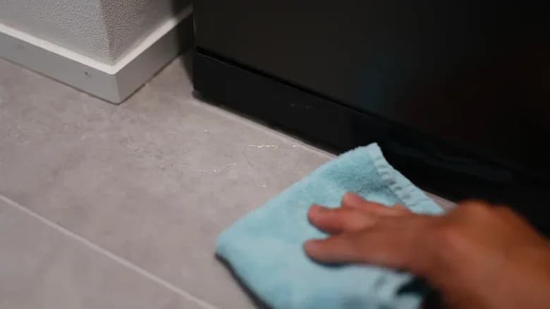 Kühlschrank tropft Wasser: Was zu prüfen ist und wie Sie das Problem beheben