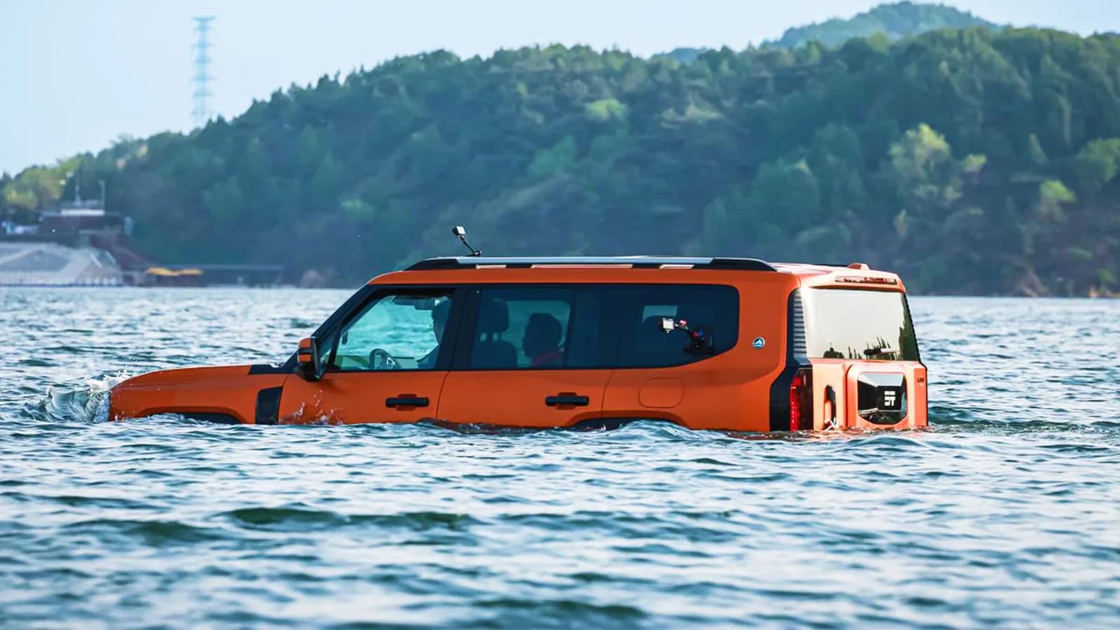 BYD's YangWang vor zwei Jahren einen SUV vorgestellt. Chery einen über einen See transportiert | Carscoops