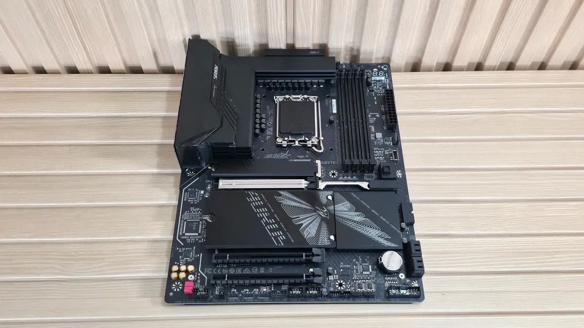 Gigabyte Z890 Aorus Elite Wifi7 Plus: Sparorientiertes Refresh-Board liefert fast alles