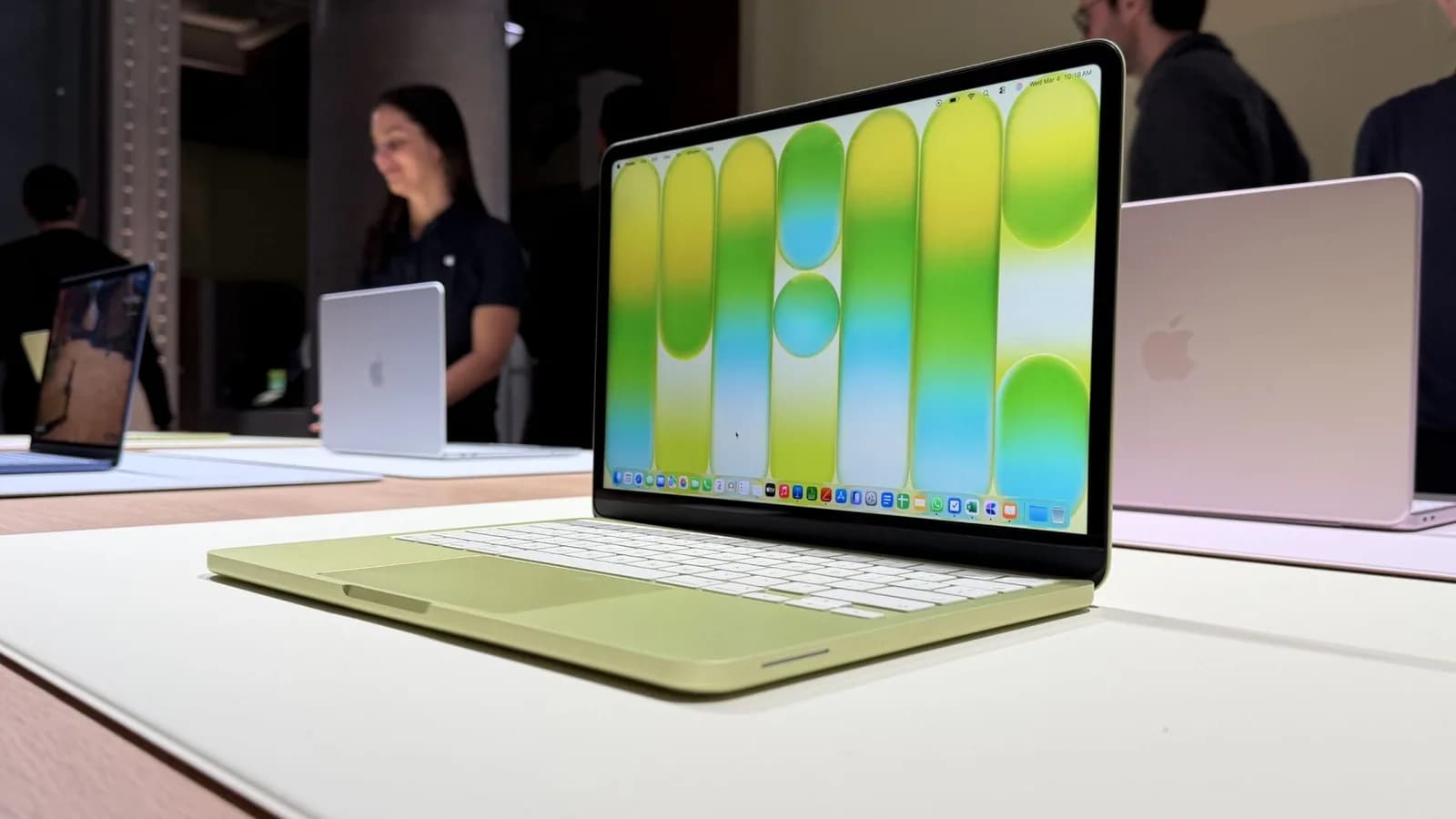 Microsoft beauftragt Studie: Windows 11-Laptop mit 56 % längerer Akkulaufzeit schlägt MacBook Neo