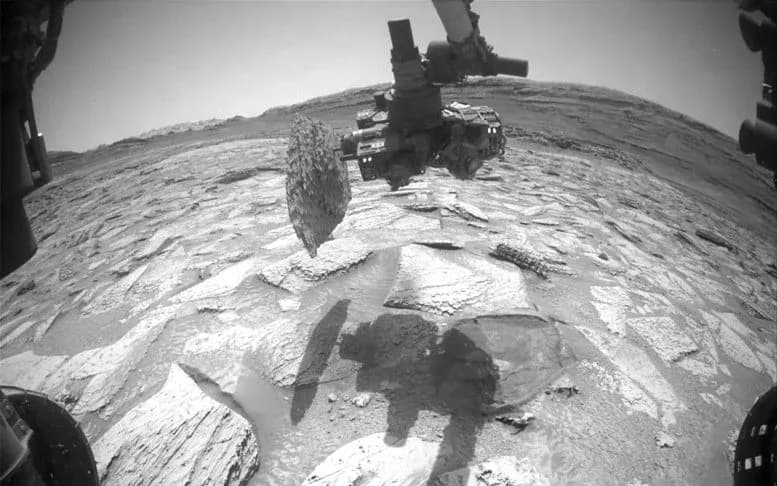 Mars-Gestein weigert sich, vom NASA-Rover Curiosity loszulassen