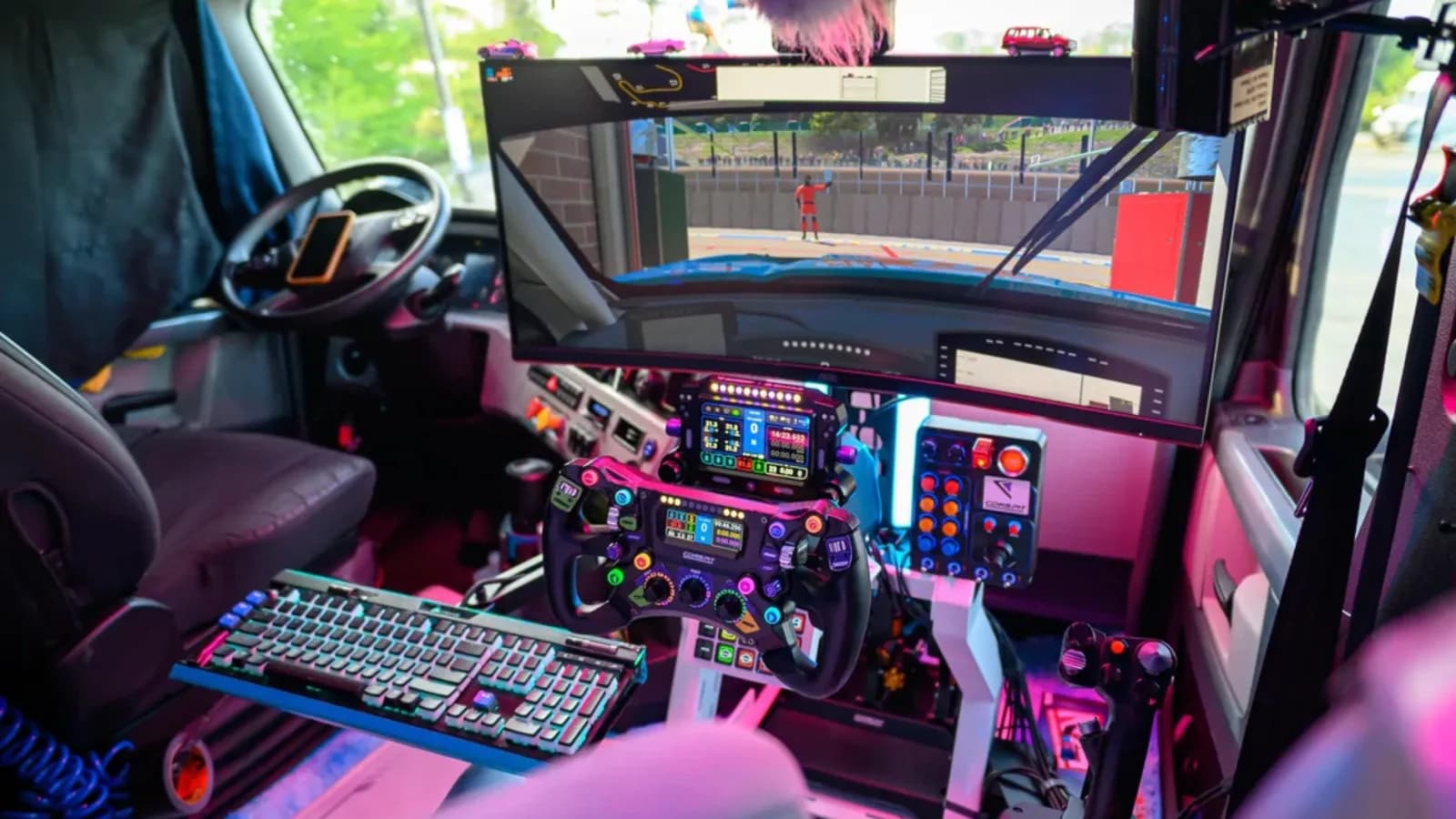6.000-Dollar-Spiel-PC im LKW-Kabine-Upgrade: Neues Rennbucket-Sitz, Pedale und Zubehör für den ultimativen Truck-Simulator