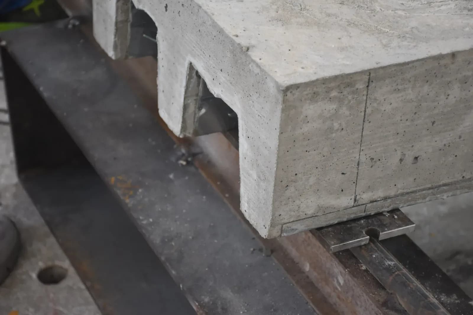 Bauschutt zu Betonplatten mit gleicher Festigkeit