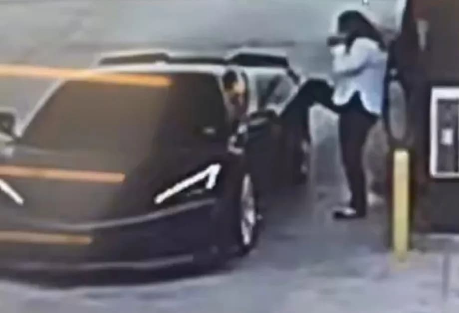 Corvette-Fahrer bleibt ruhig, als texanische Frau sein Auto an der Tankstelle tritt