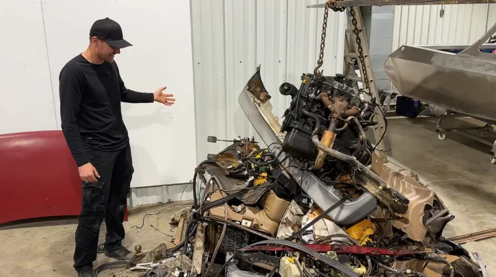 YouTuber schneidet Ford Festiva mit Metalllasern durch und baut daraus ein Dirt-Bike-getriebenes straßenzugelassenes Mikroauto