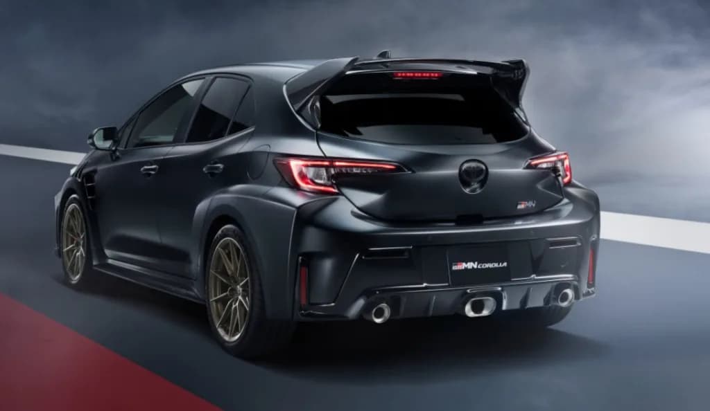 Toyota präsentiert den ultra-limitierten 2-Sitzer GRMN Corolla: 32 Meter Chassee-Kleber für die Nürburgring-Hölle
