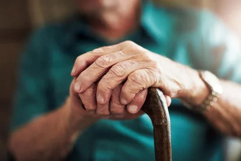 Wissenschaftler enthüllen: Warum wir mit zunehmendem Alter langsamer und müder gehen