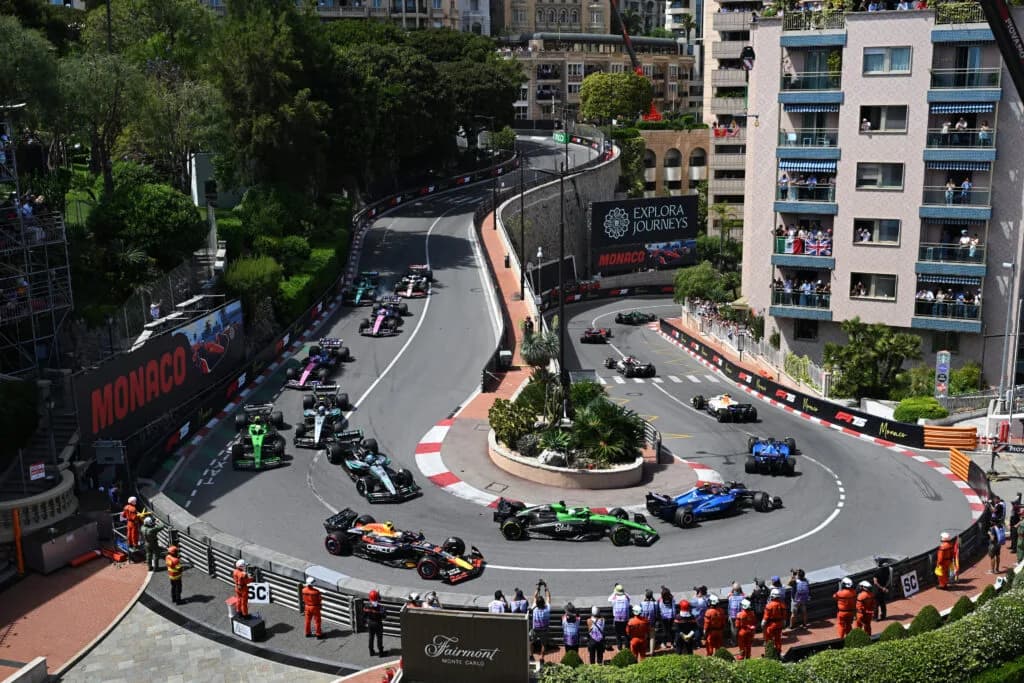 Mercedes umgeht Monaco-Verbot: Statt nutzloser Aktuatoren setzt Team auf extremen Dreiflügel-Airfoil