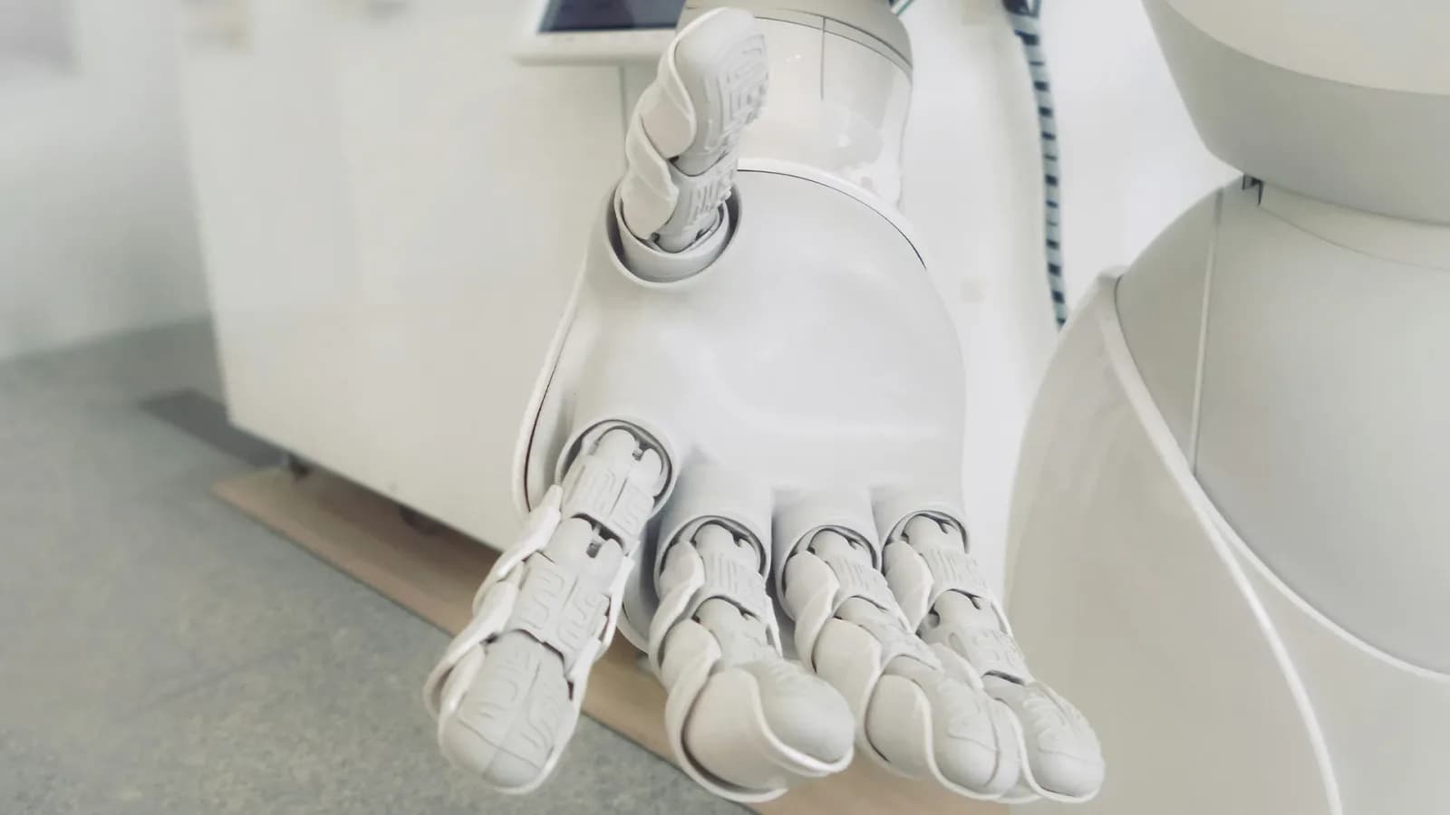 MIT-Entwickler: Ultraschall-Armband trainiert humanoide Roboter in menschlichen Handfertigkeiten