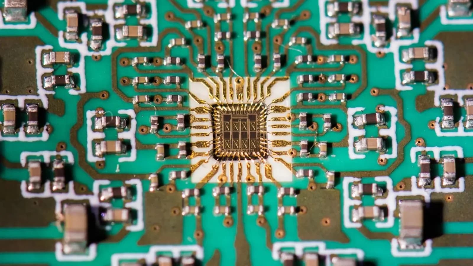 Silizium-Germanium-Chip bricht Bandbreitenrekord mit 500 Gbps
