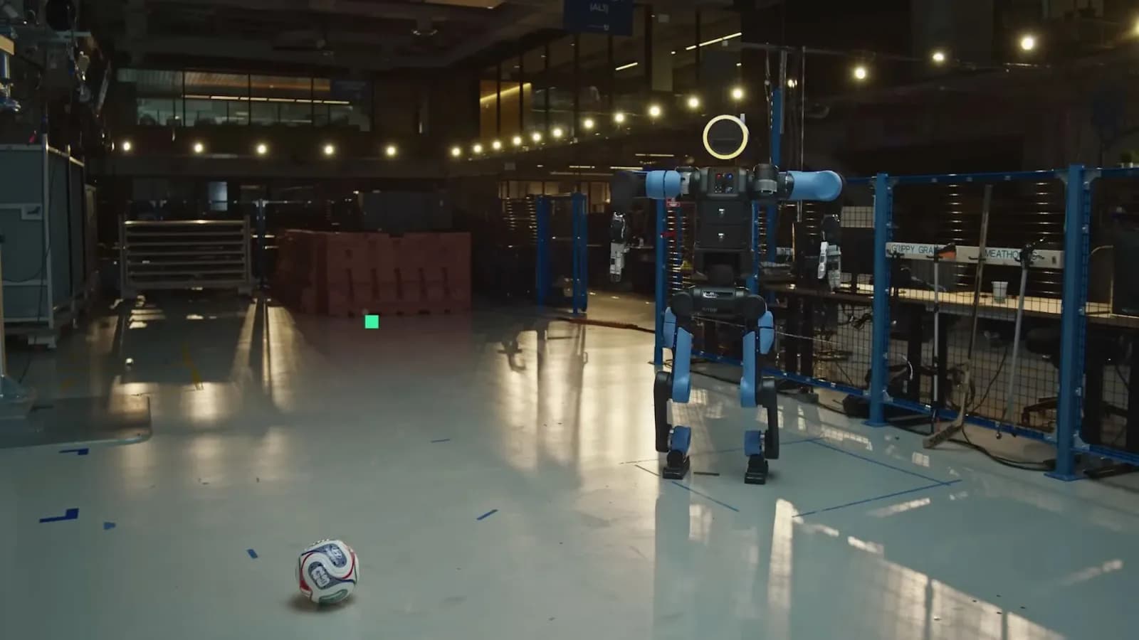 Atlas, der humanoide Roboter, lernt Fußballfertigkeiten aus Weltmeisterschaftsspielen