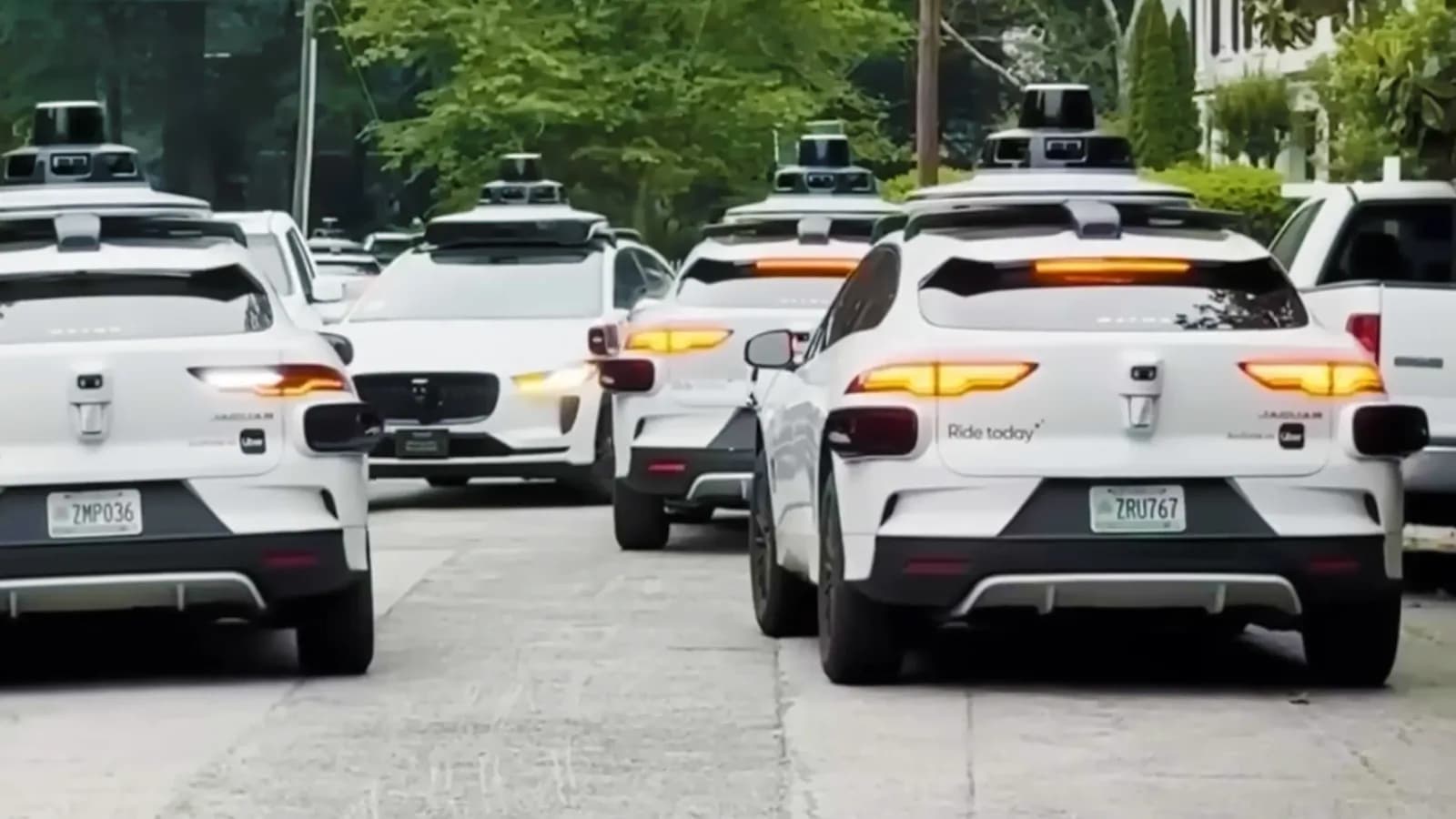 Dutzende leerer Waymo-Robotaxis kreisen stundenlang in einer Atlantaer Sackgasse