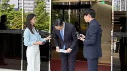 Samsung's $400,000 payout for memory workers sparks revolt as other divisions get only $4,000, fueling intentional production slowdowns — internal resentment disrupts packaging operations, major AI chip project decisions to a complete halt