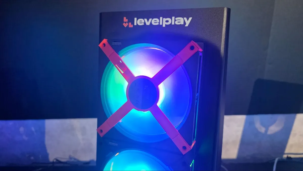 Levelplay shows off magnetically attached fans that are reversible, connect via pogo pins and USB-C – plus an AIO that trades a screen for a big knob