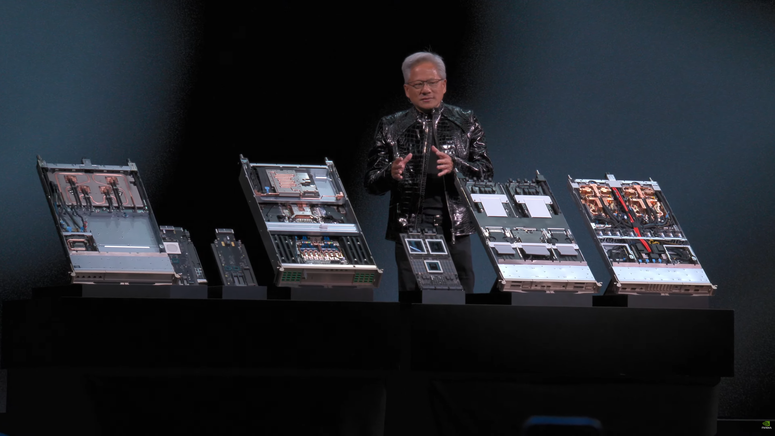 NVIDIA-CEO Jensen weist Befürchtungen über Jobverlust durch KI zurück und argumentiert, dass Softwareingenieure Probleme lösen, gibt aber auch zu, dass China keinen Anteil hat