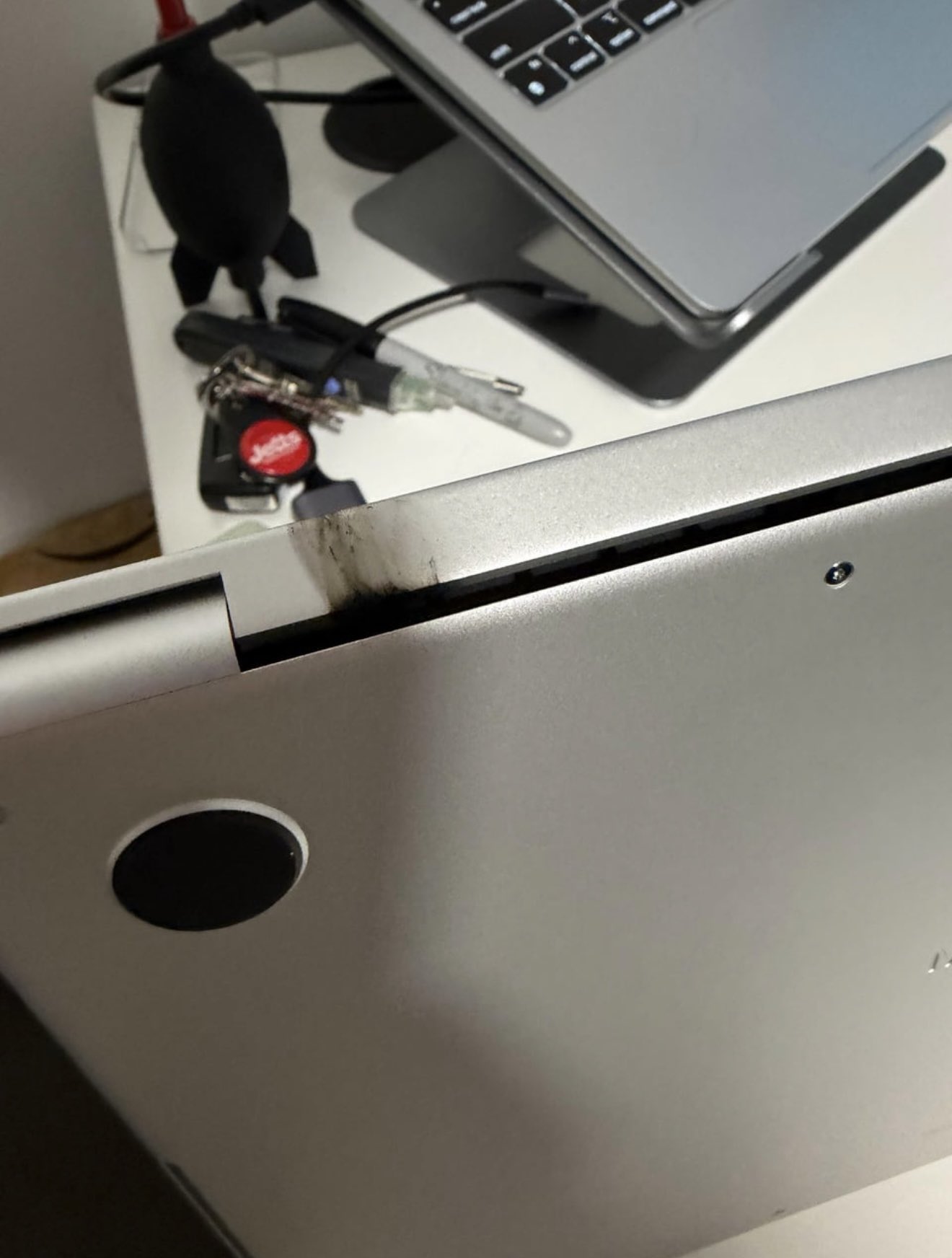 M5 MacBook Pro-Scharnierbewegung verursacht Funkenflug und führt nur zwei Tage nach dem Kauf zu einem katastrophalen Ausfall