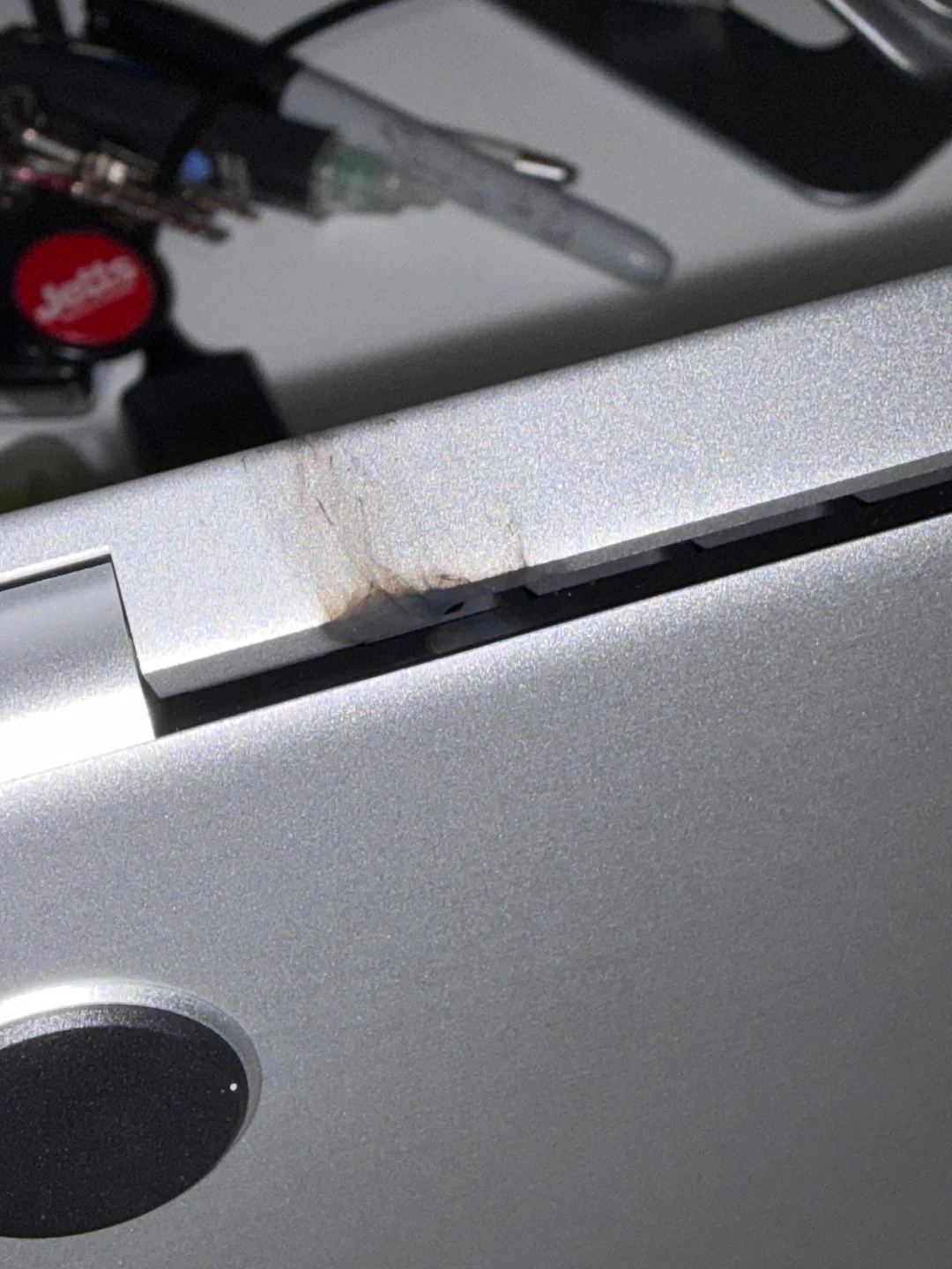 M5 MacBook Pro-Scharnierbewegung verursacht Funkenflug und führt nur zwei Tage nach dem Kauf zu einem katastrophalen Ausfall