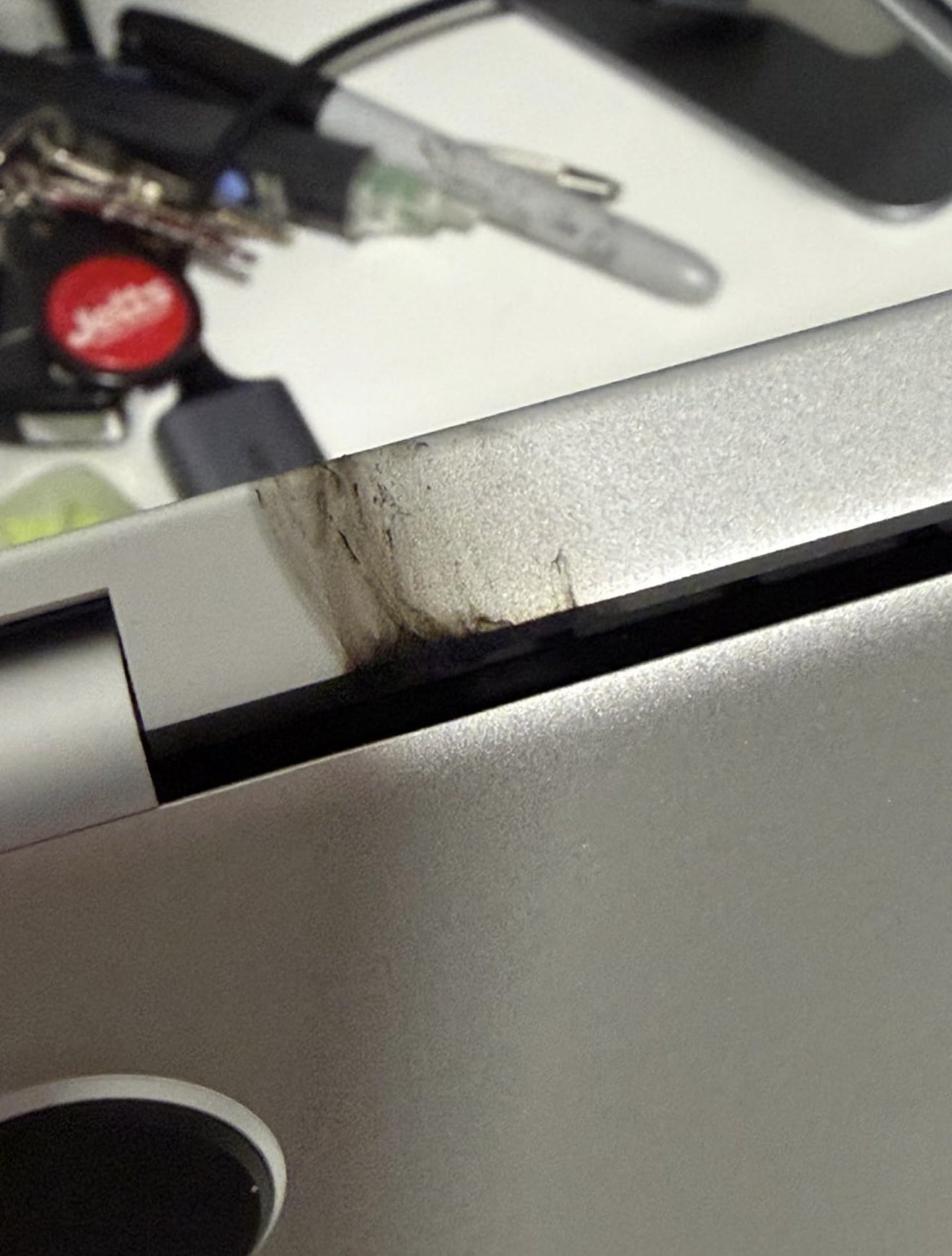 M5 MacBook Pro-Scharnierbewegung verursacht Funkenflug und führt nur zwei Tage nach dem Kauf zu einem katastrophalen Ausfall