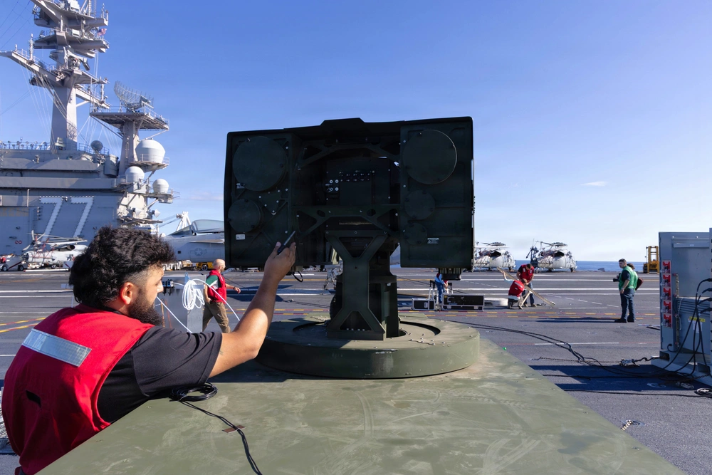US Navy testet modulares Lasersystem zur Abwehr von Drohnen und neutralisiert Ziele auf See