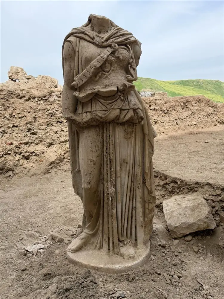 2.000 Jahre alte Athena-Statue in einem Theater einer biblischen Stadt gefunden