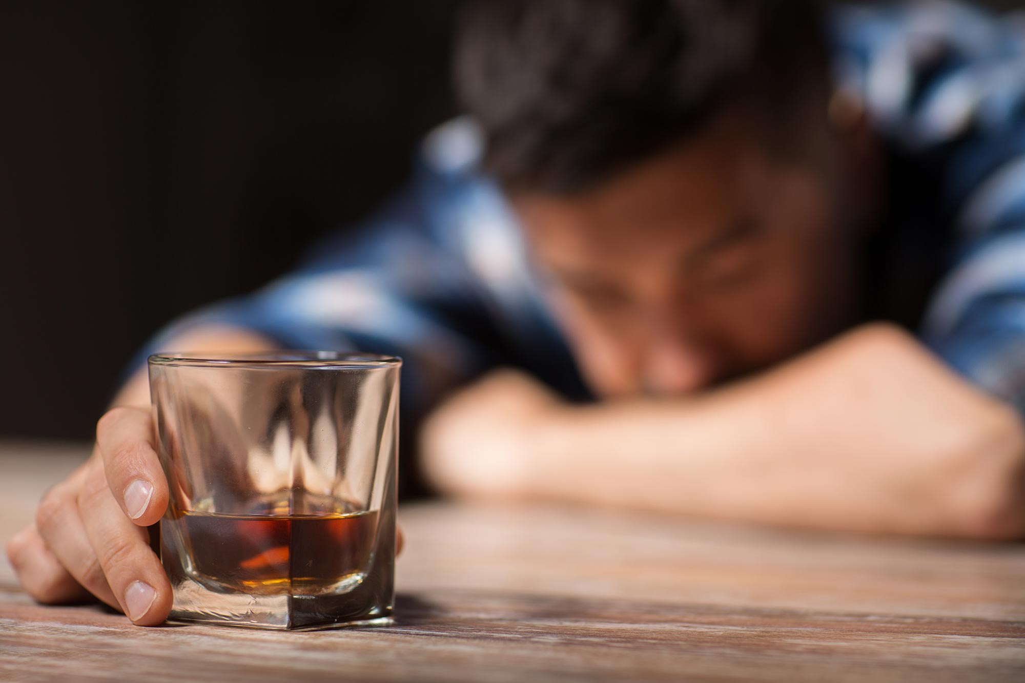 Alkohol trinken, um mit Problemen in deinen Zwanzigern umzugehen, könnte dein Gehirn lebenslang schädigen