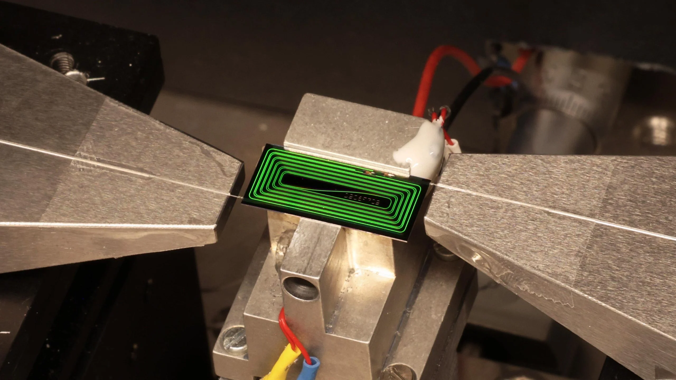 Der einst laborgroße Laser passt nun auf einen winzigen Chip