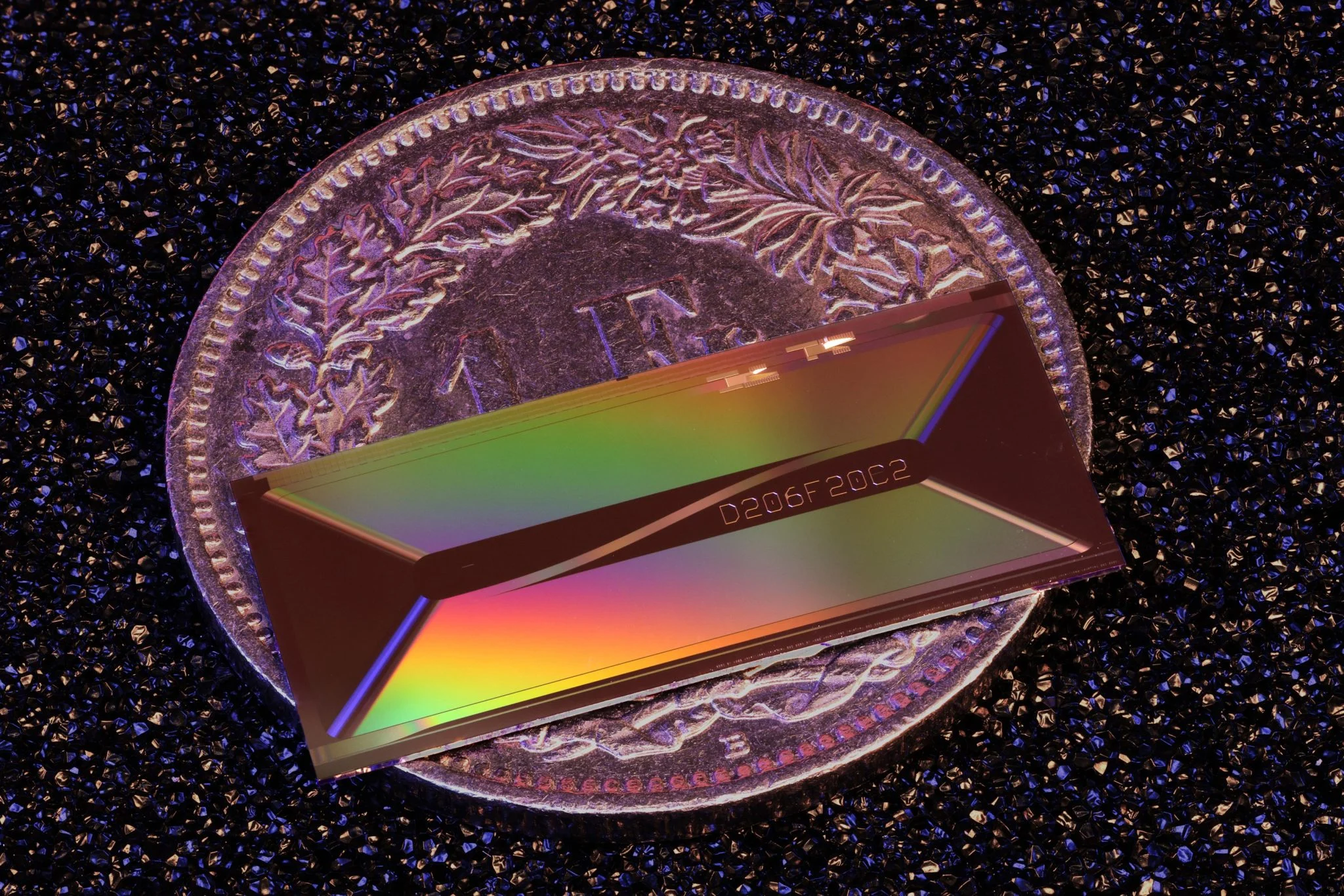 Der einst laborgroße Laser passt nun auf einen winzigen Chip