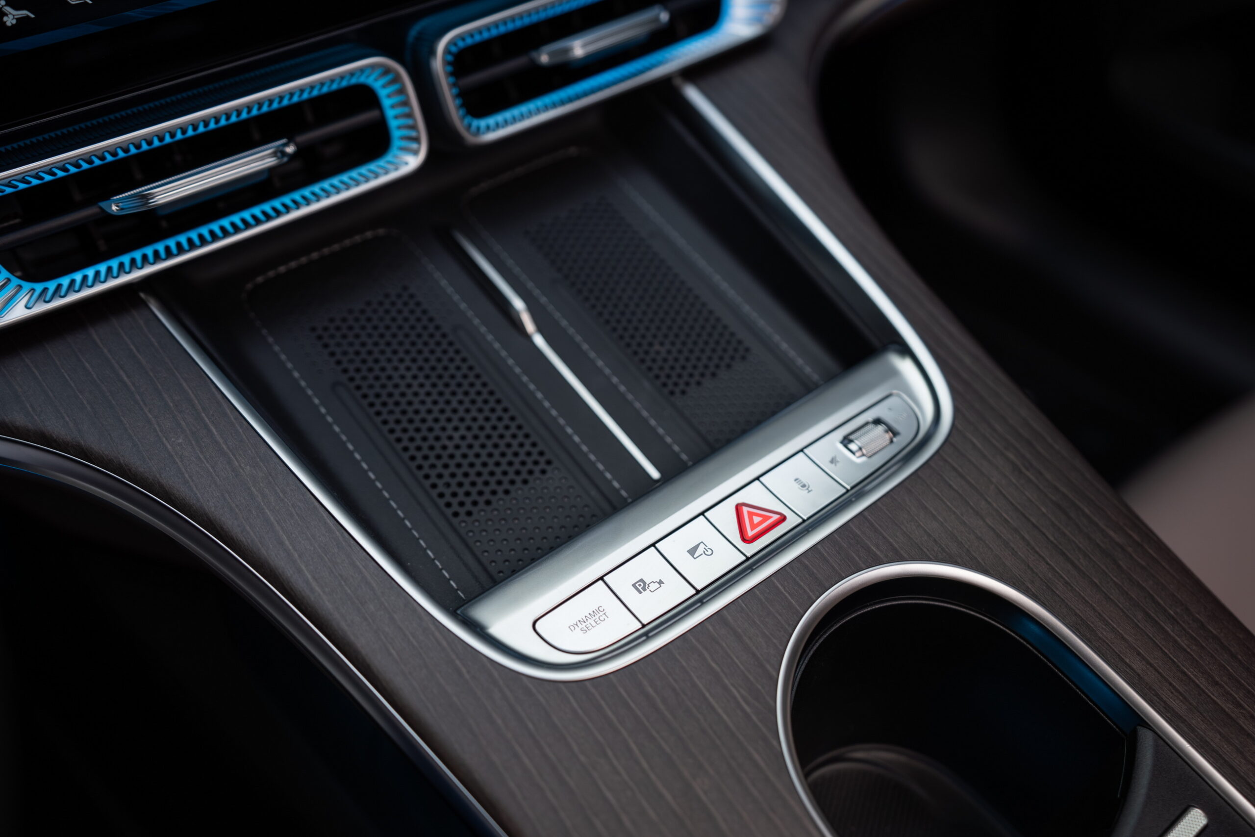 Mercedes gibt die großen Bildschirme nicht auf, auch wenn es zugibt, dass Tasten Buttons gewonnen haben