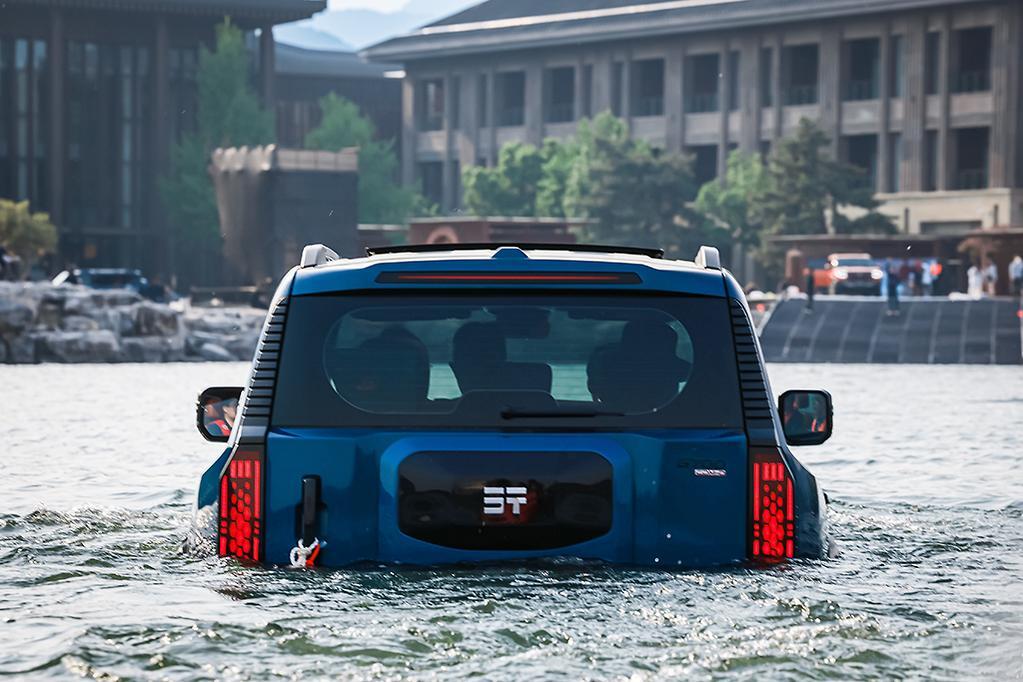 BYD's YangWang vor zwei Jahren einen SUV vorgestellt. Chery einen über einen See transportiert | Carscoops