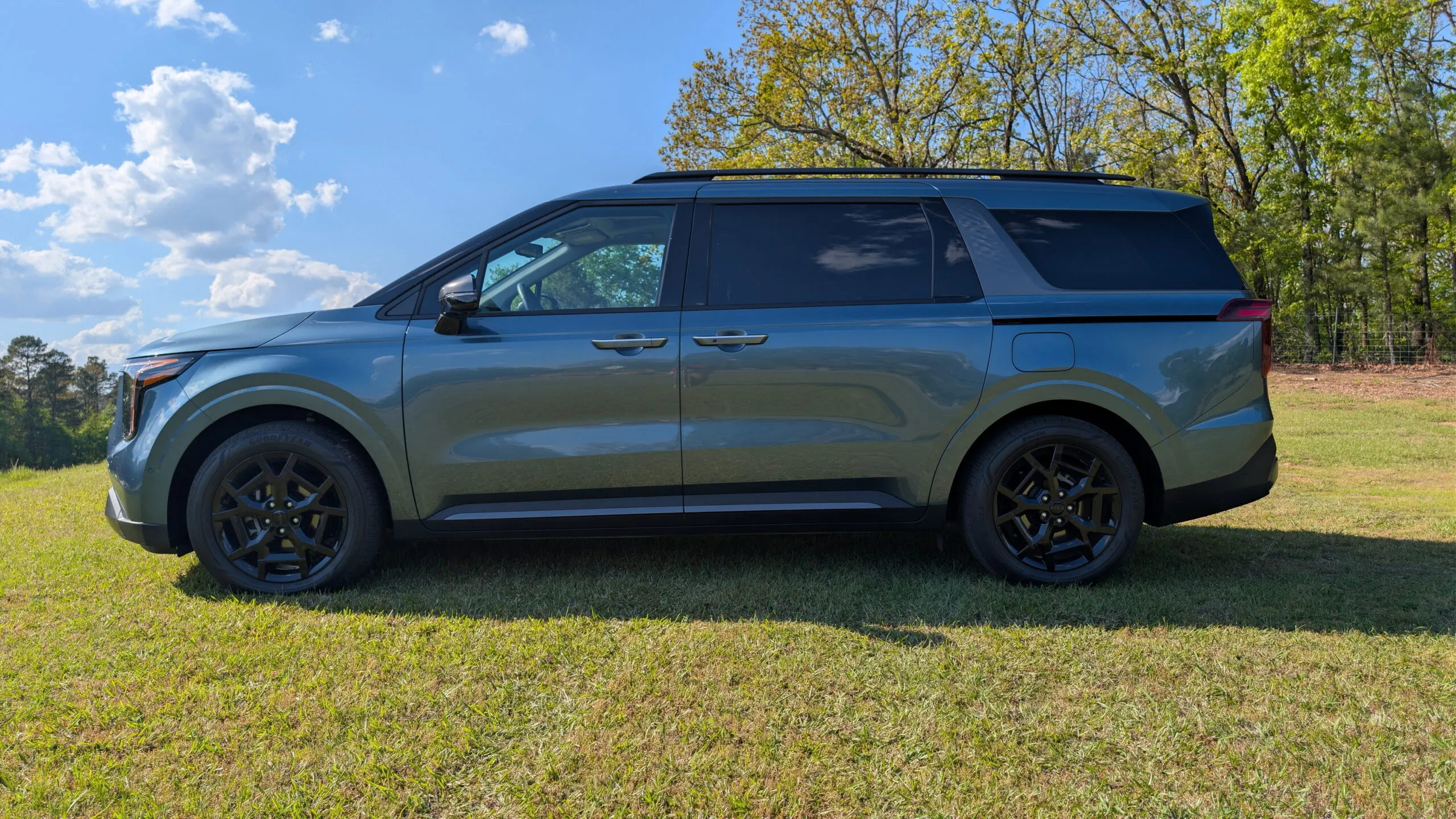 Kia Carnival Hybrid 2026: Warum alle anderen 3-Reihige SUVs teure Fehler sind – Test