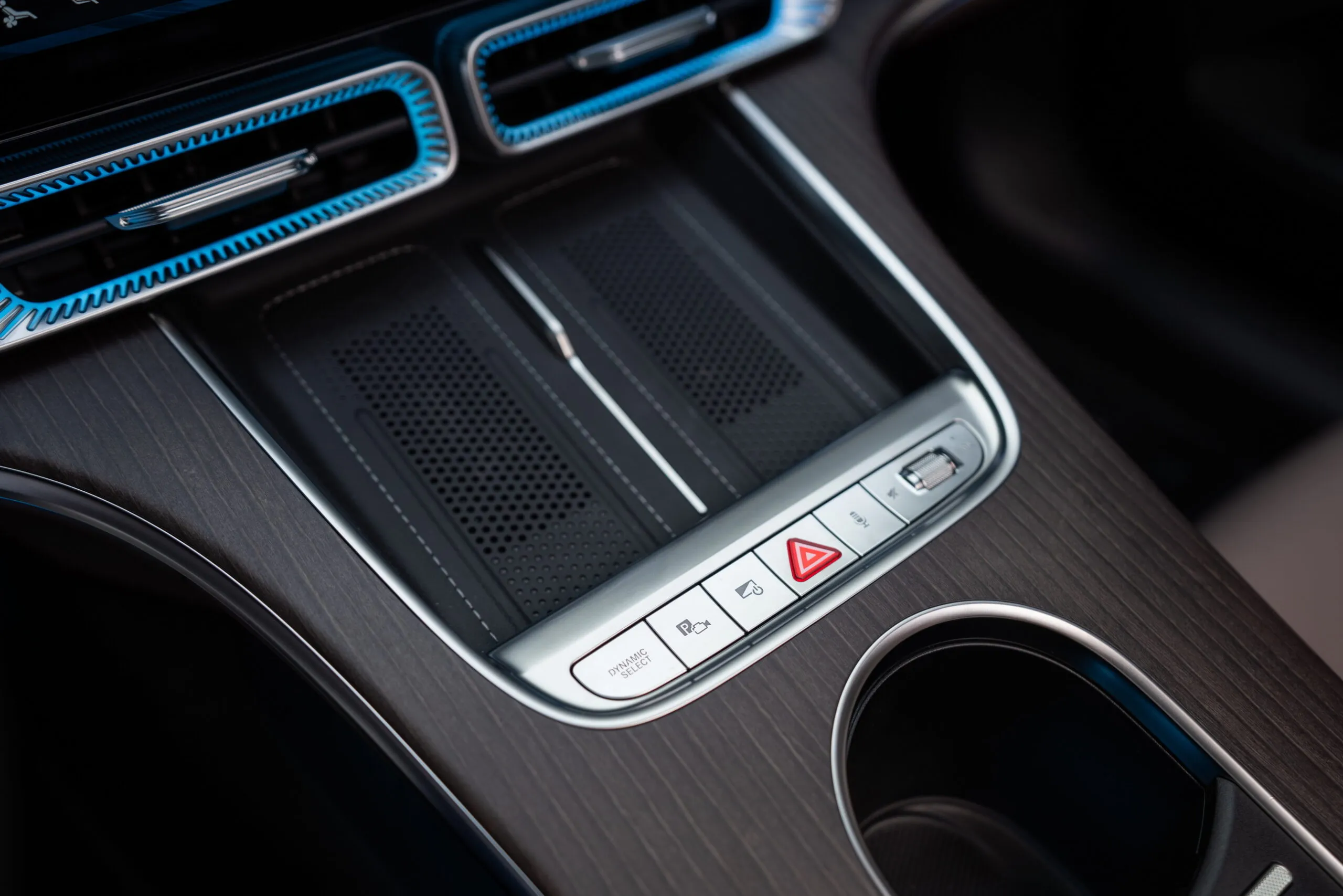Mercedes gibt die großen Bildschirme nicht auf, auch wenn es zugibt, dass Tasten Buttons gewonnen haben