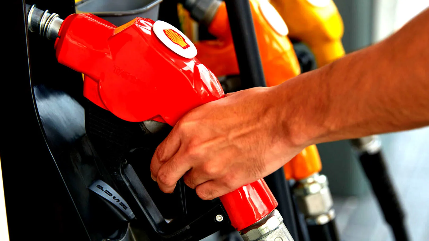 Gas steigt um 33 % gegenüber Vorjahr, Diesel nähert sich historischem Hoch | Carscoops