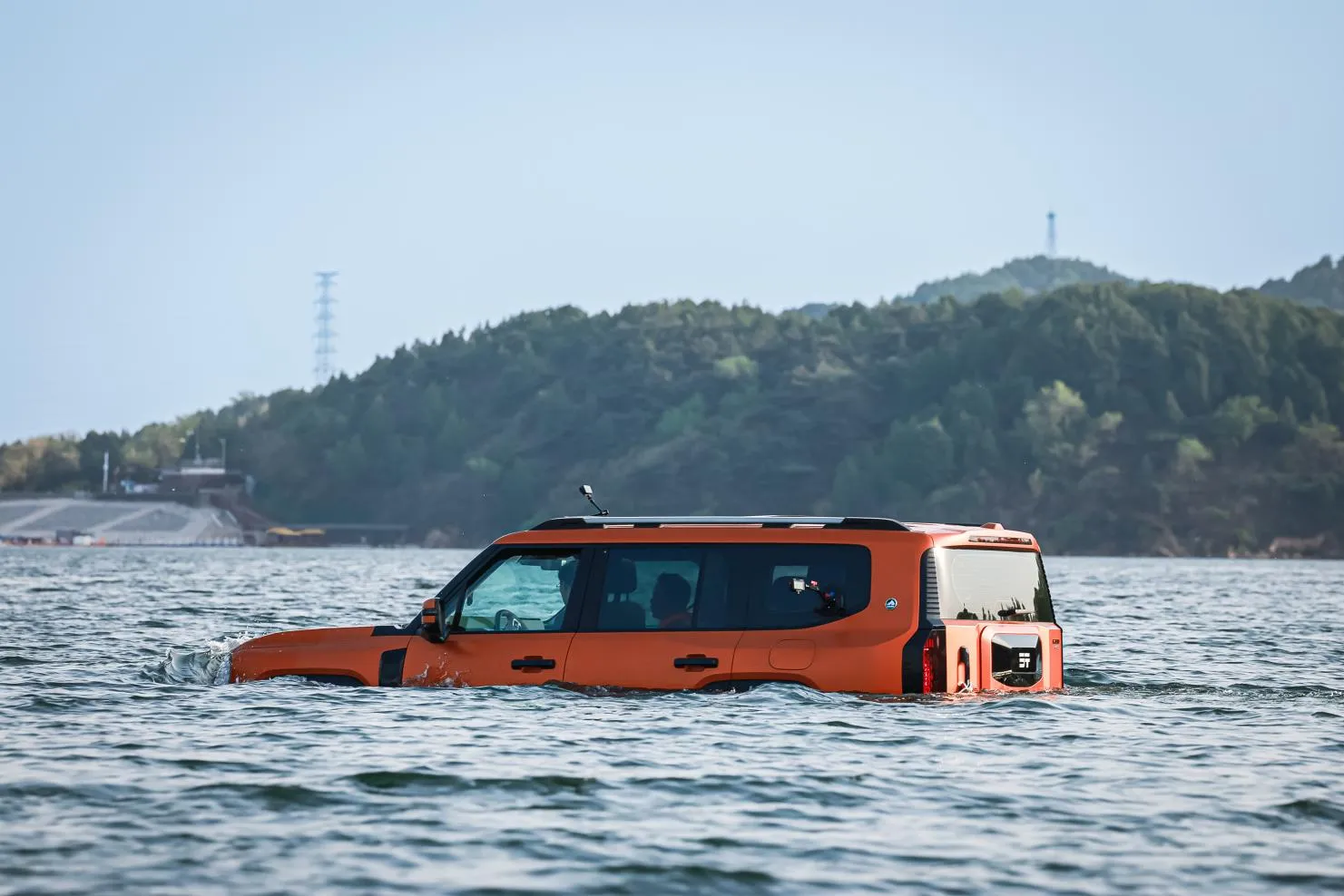 BYD's YangWang vor zwei Jahren einen SUV vorgestellt. Chery einen über einen See transportiert | Carscoops