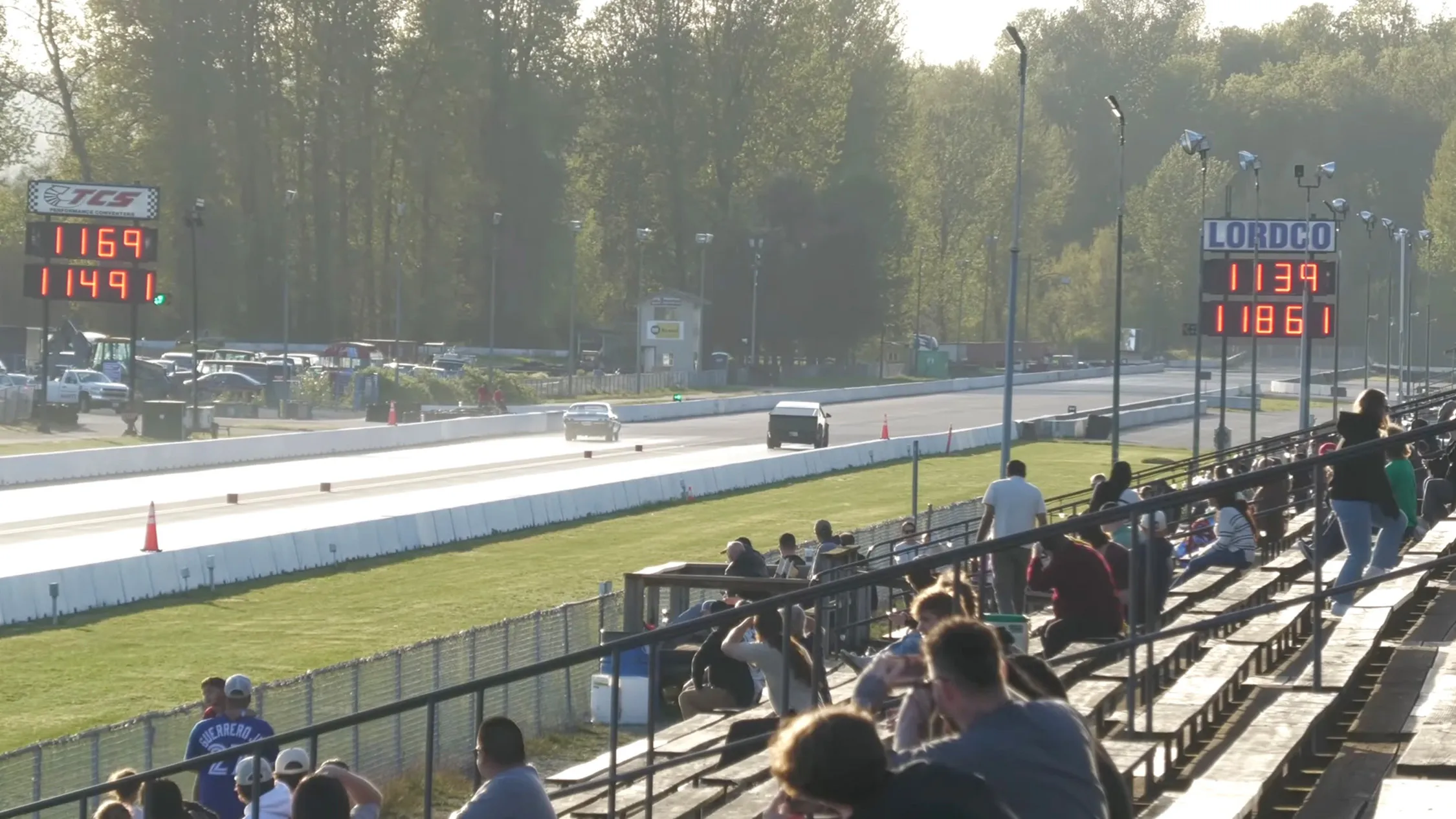 Cybertruck erreicht 118 MPH auf dem Viertelmeile, ein 54 Jahre alter Chevy schlägt ihn | Carscoops