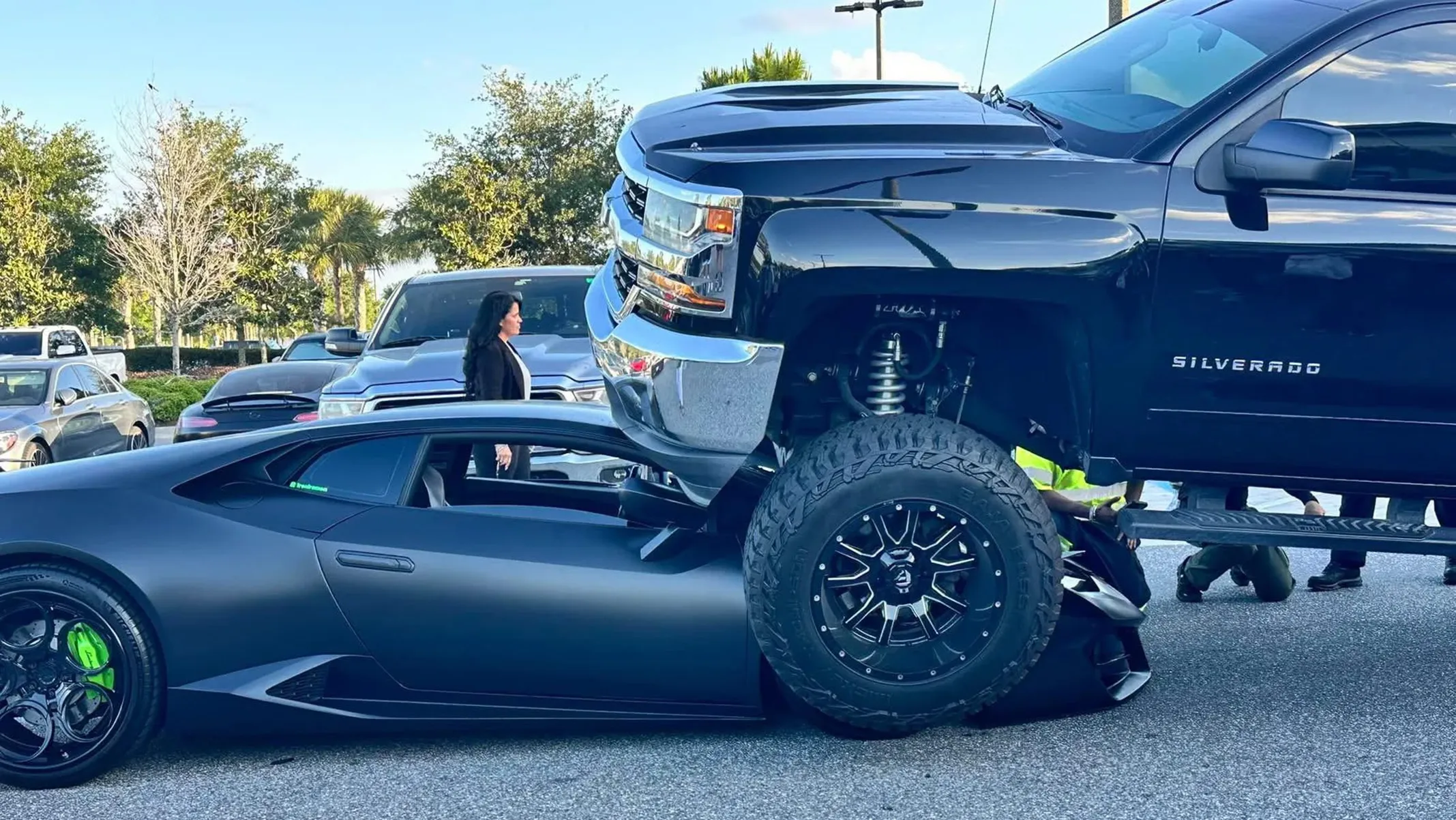 Florida-Frau fährt mit ihrem angehobenen Truck über Lamborghini und bemerkt es nicht | Carscoops
