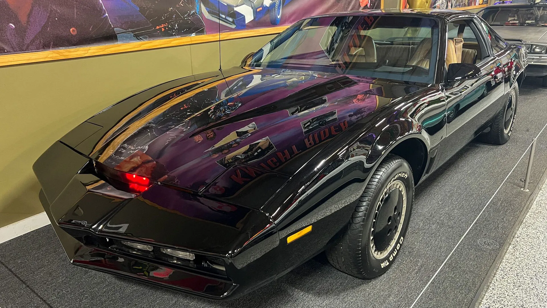 KITT erhält Bußgeld für Parken im Museum – trotz Geschwindigkeitsüberschreitung