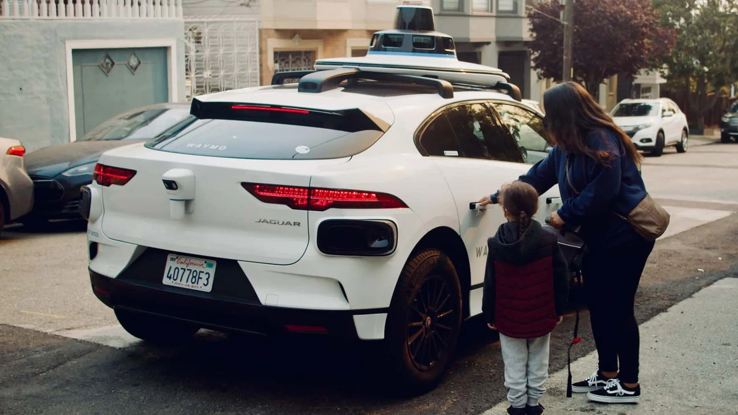 Waymo ruft Tausende Robotaxis zurück, nachdem eines bei einer Überschwemmung weggespült wurde