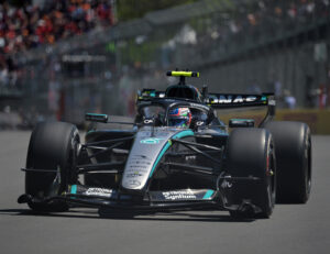 Lily Collins und Sergio Perez beim Dreh von „Emily in Paris" im Monaco-Grand-Prix-Paddock