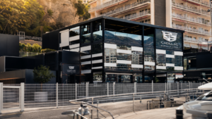 Preiskröner McLaren MCL-HY-Hypercar landet auf 73-Meter-Jacht in Monaco