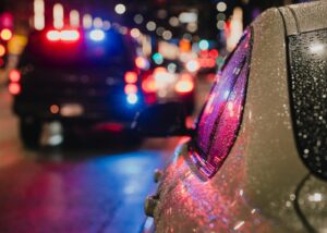 Motorradfahrer nach nächtlichem Unfall mit umgestürztem Edelstahlkühlschrank in Harris County mit Hubschrauber gerettet